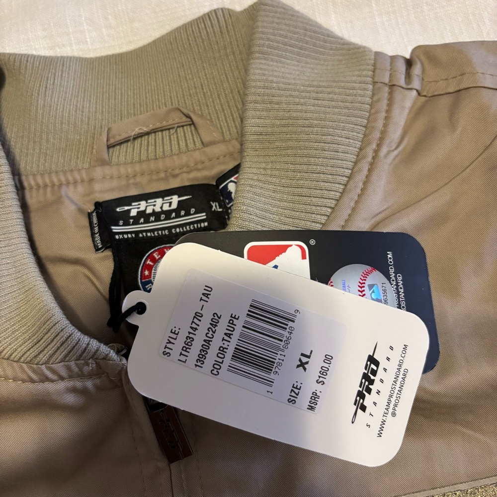 Pro Standard Texas Rangers Neutral Bomber Jacket - Picture 6 of 12
